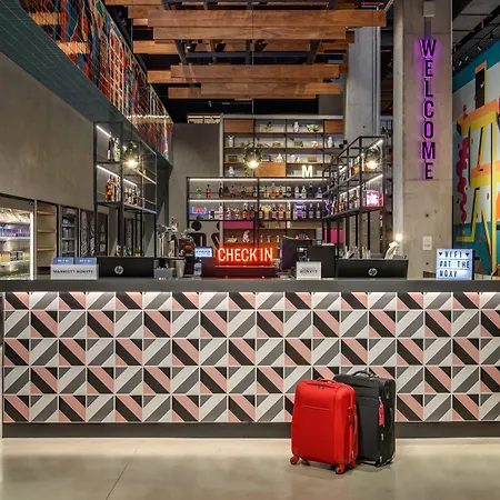 Moxy Oriente מלון